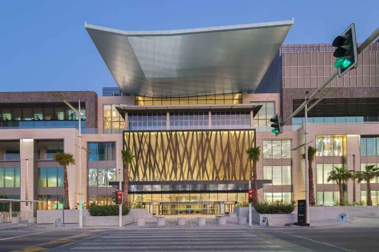 Craft Beers and Capital Views: Abu Dhabi Brews Up a First! 🍻🌴